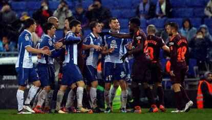 Els jugadors de l'Espanyol discuteixen amb els de el Barcelona.