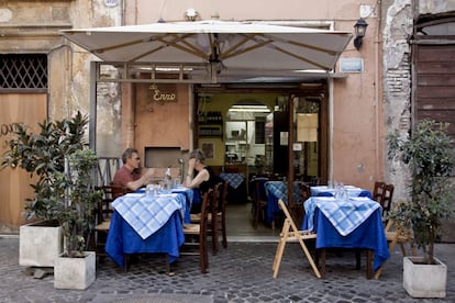 Terraza del restaurante Da Enzo, en el barrio romano del Trastevere.