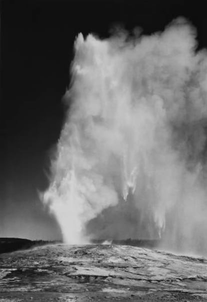 Imagen del géiser 'Old Faithful', del parque Yellowstone (Wyoming), en erupción.