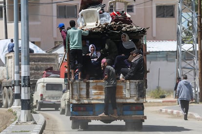 Un grupo de palestinos abandonaban Rafah con sus escasas posesiones.