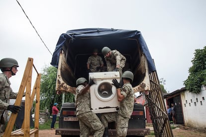 Militares se encargan de realizar la mudanza de la familia Teliz-de la Cruz.