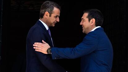 Kyriakos Mitsotakis junto a Alexis Tsipras, el pasado 8 de julio en Atenas. 