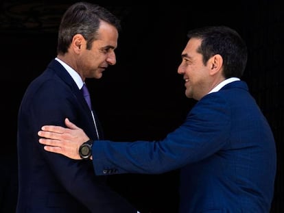 Kyriakos Mitsotakis junto a Alexis Tsipras, el pasado 8 de julio en Atenas. 