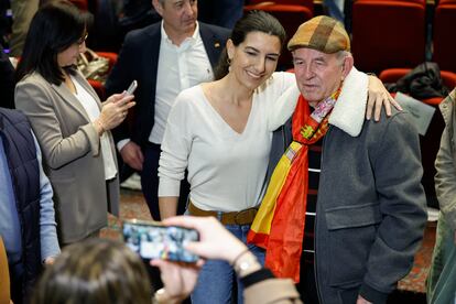 La presidenta de Vox en la Comunidad de Madrid, Rocío Monasterio, se fotografía junto a un simpatizante.