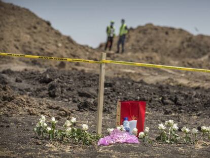 Flores depositadas junto aos restos do avião acidentado perto de Bishoftu.