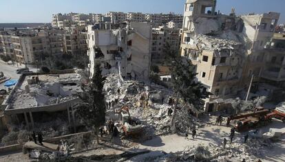 La localidad de Idlib (Siria), tras un bombardeo, este martes.