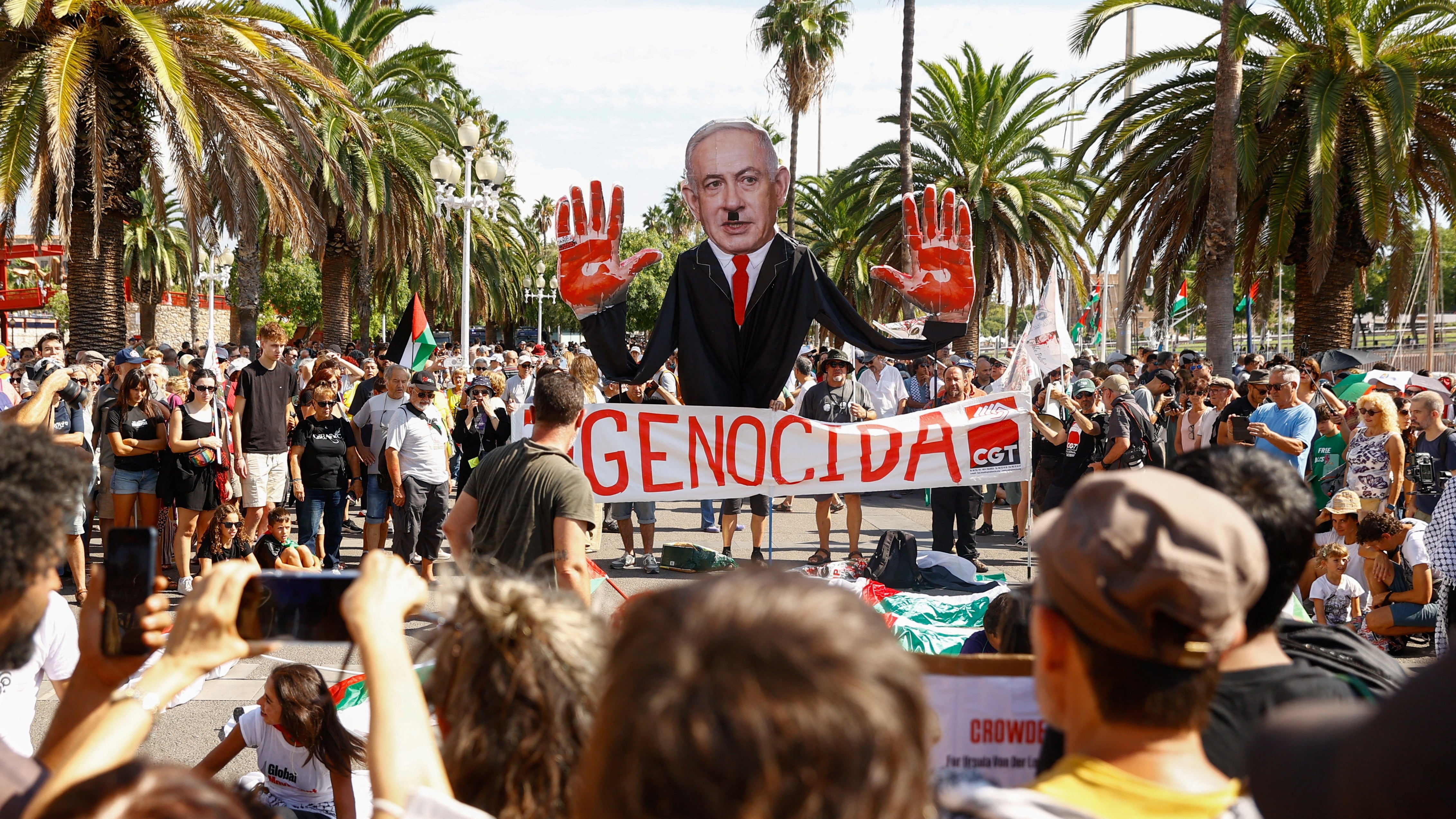 Cientos de personas se concentran en el puerto de Barcelona para apoyar la flotilla humanitaria hacia Gaza