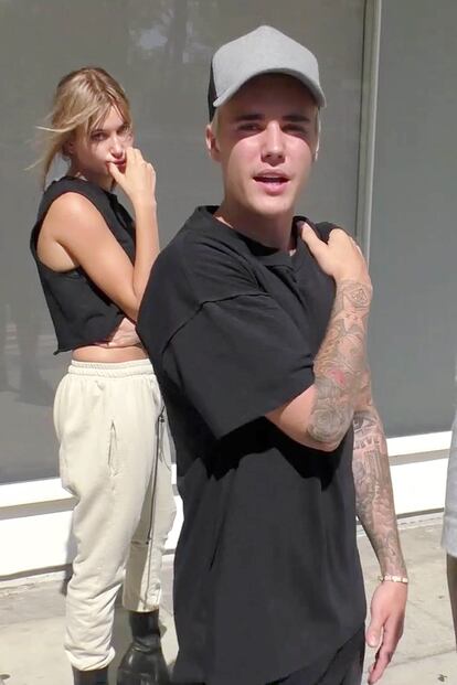 Hailey Baldwin y Justin Bieber. Acaban de celebrar un año desde su enlace en el que han abundado los estilismos ‘descuidadamente’ conjuntados.