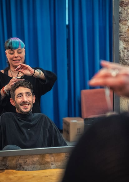 El actor catalán, en el salón La Trini, su peluquera preferida.