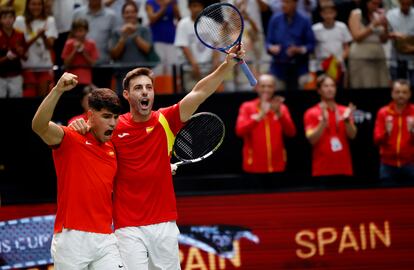 Alcaraz y Granollers celebran el triunfo contra la pareja checa en La Fonteta.