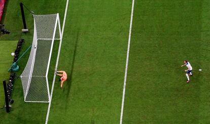 El penalti de Kane se va por encima de la portería de Lloris.