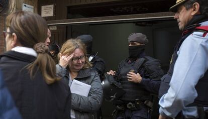 La propietària d'un pis de Barcelona plora en confirmar-se la detenció temporal del desallotjament, el 10 de desembre.