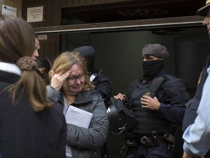La propietaria de un piso de Barcelona llora al confirmarse la detención temporal del desalojo, el pasado 10 de diciembre.