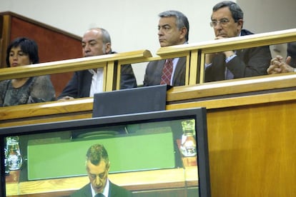 Los tres diputados generales, Martin Garitano, Javier de Andrés, y José Luis Bilbao, siguen la intervención de Urkullu.