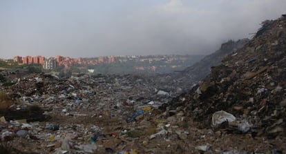 El vertedero incendiado, con los edificios de Rivas, al fondo.