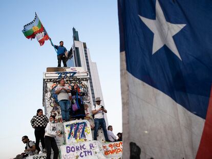 Ciudadanos esperan los resultados del plebiscito, en la Plaza Italia de Santiago (Chile).