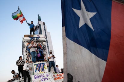 Ciudadanos esperan los resultados del plebiscito, en la Plaza Italia de Santiago (Chile).