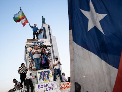 Ciudadanos esperan los resultados del plebiscito, en la Plaza Italia de Santiago (Chile).