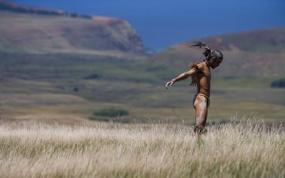 Postura del 'hombre pájaro' durante el festival Tapati, en la Isla de Pascua, en la Polinesia.
