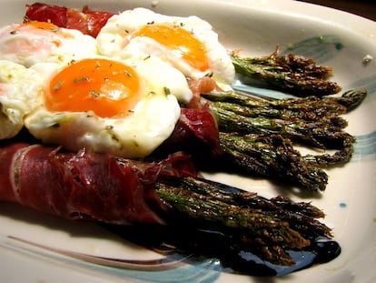 Espárragos trigueros con jamón y huevo escalfado