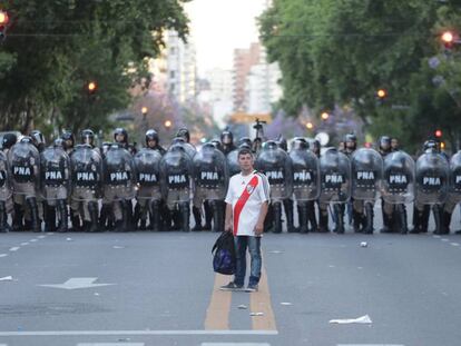 Un aficionado de River Plate, frente a la policia este sábado.
