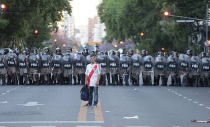 Un aficionado de River Plate, frente a la policia este sábado.