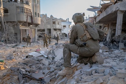 Soldados israelíes operan dentro de la Franja de Gaza,  el 11 de noviembre.
