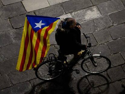 Un hombre en bici porta una estelada en la protesta del pasado d&iacute;a 21 contra la aplicaci&oacute;n del art&iacute;culo 155 en Barcelona.  