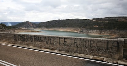 Pintadas en uno de los puentes que atraviesan el embalse de Entrepeñas.