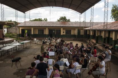 Niños de la orquesta de Cateura practican en la escuela de música en la barriada de Asunción (Paraguay) el 29 de diciembre de 2013. 


