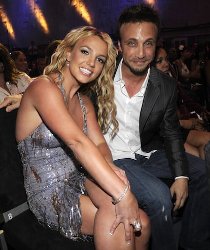 La cantante Britney Spears y su manager, Larry Rudolph, en los premios MTV Video Music Awards en Los Ángeles, California, en septiembre de 2008.