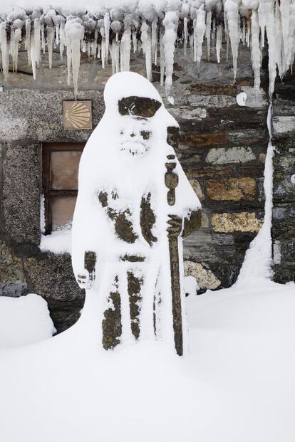 Estatua del peregrino en O Cebreiro (Lugo).