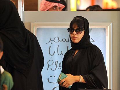 Dos mujeres saud&iacute;es esperan en un restaurante