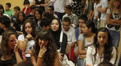 Alumnos de diversas nacionalidades ayer en el IES Malilla de Valencia durante el inicio de curso de la ESO.