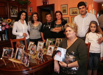 La madre de Antonia muestra junto a su familia el retrato del bebé cuya custodia han perdido.