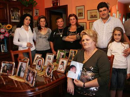 La madre de Antonia muestra junto a su familia el retrato del bebé cuya custodia han perdido.