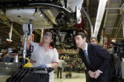El ministro de Industria, José Manuel Soria, en la factoría de la compañía automovilística Seat en Martorell. EFE/Archivo
