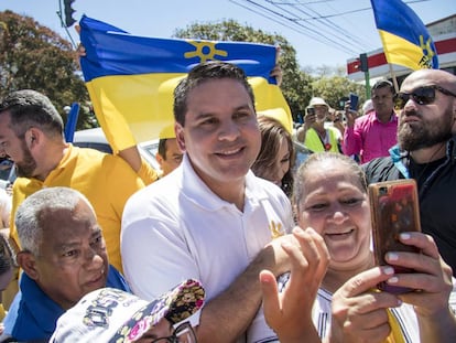 Fabricio Alvarado, candidato a la presidencia de Costa Rica, con sus seguidores.