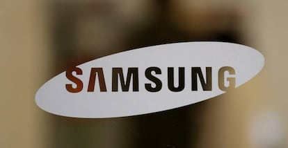 Logo de Samsung en instalaciones de la compañía en Seúl, Corea.