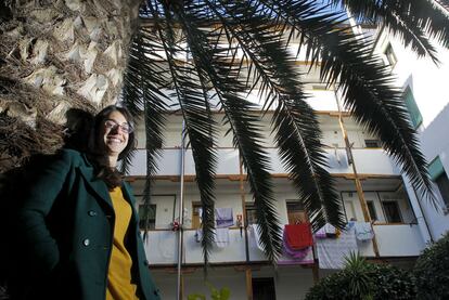 La arquitecta Marta Catalán del estudio Zira02, en el patio de la corrala de Pacífico.