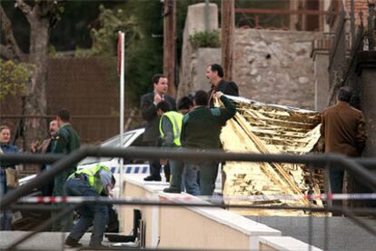Agentes de la Guardia Civil inspeccionan el cadáver de la mujer fallecida en San Lorenzo de El Escorial.
