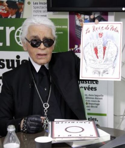 El dise&ntilde;ador Karl Lagerfeld durante una reuni&oacute;n de pauta en la redacci&oacute;n del peri&oacute;dico gratuito Metro, en Par&iacute;s 