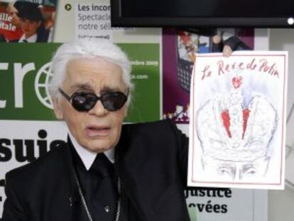 El diseñador Karl Lagerfeld durante una reunión de pauta en la redacción del periódico gratuito Metro, en París