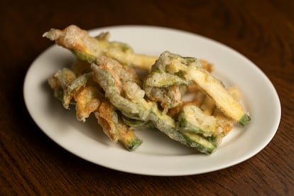 Plato de flores de calabacín en tempura, una de las especialidades del Super Bar.