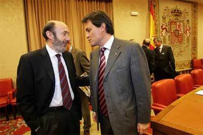 El socialista Alfredo Pérez Rubalcaba y el líder de CiU, Artur Mas, ayer en el Congreso.