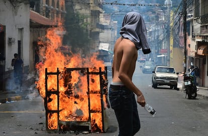 Un hombre que forma parte del 'Partido Libertad y Refundación' (LIBRE) protesta contra las celebraciones del aniversario de la Independencia. Durante las protestas, hubo enfrentamientos con la policía antidisturbios y los soldados del Ejército en Tegucigalpa (Honduras).