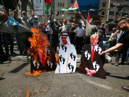 Manifestantes palestinos queman imágenes de Trump, Netanyahu y el jeque Bin Zayed, el viernes en Nablús (Cisjordania).