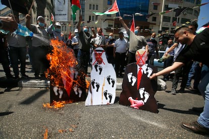 Manifestantes palestinos queman imágenes de Trump, Netanyahu y el jeque Bin Zayed, el viernes en Nablús (Cisjordania).