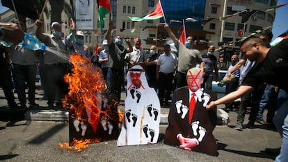 Manifestantes palestinos queimam fotos de Trump, Netanyahu e do xeque Bin Zayed, nesta sexta-feira, em Nablus (Cisjordânia).