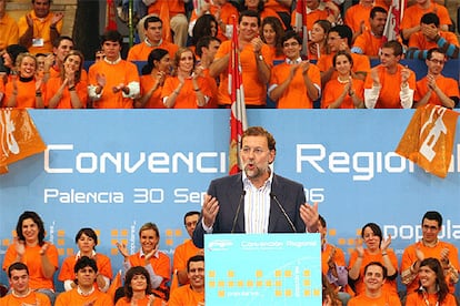 El presidente del PP, Mariano Rajoy, durante su discurso en la convención regional en Palencia.